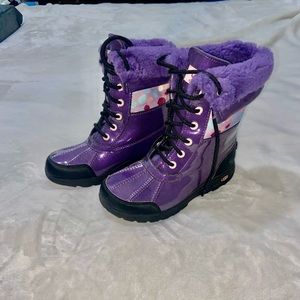 Like NEW. Waterproof winter Ugg’s with fur!